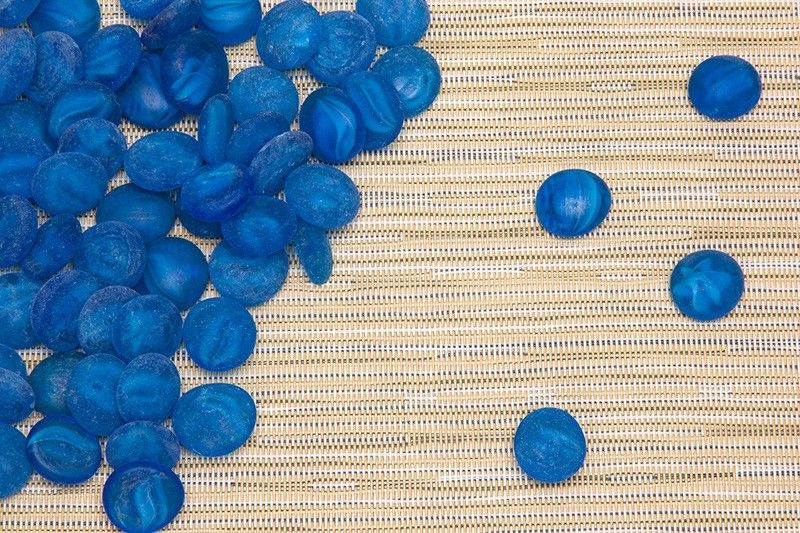 Камешки декоративные "Ягодки" ярко-синие, матовые, средний размер - 1,5*1,5*0,5 см каждый камешек, среднее количество - 50  ± 4 шт.