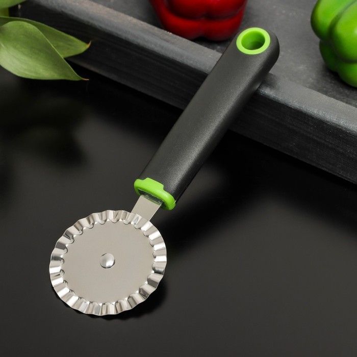 Нож для пиццы и теста ребристый "Lime" нерж. сталь, цвет черно-зеленый   7139519
