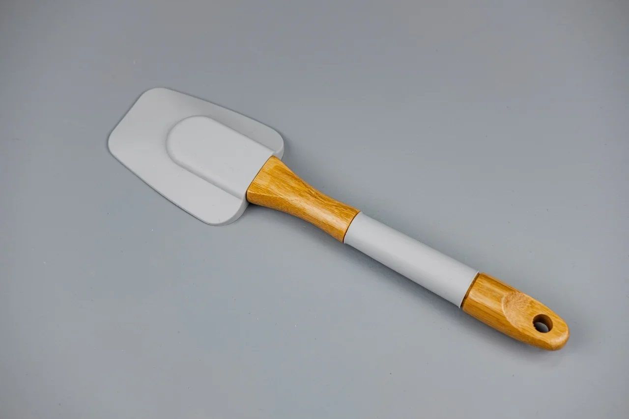 Силиконовая лопатка твердая для кухни с бамбуковой ручкой, серия Уют SK-3312B