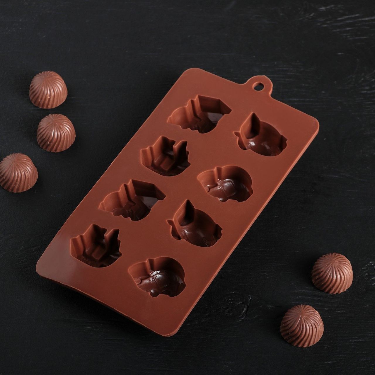 Форма для льда и шоколада 8 ячеек 21х11 см (4,3х3,5 см) "Машинки" цвет шоколадный 113997   