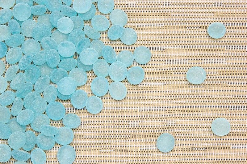 Камешки декоративные "Ягодки" ярко-голубые, матовые, средний размер - 1,5*1,5*0,5 см каждый камешек, среднее количество - 50  ± 4 шт.