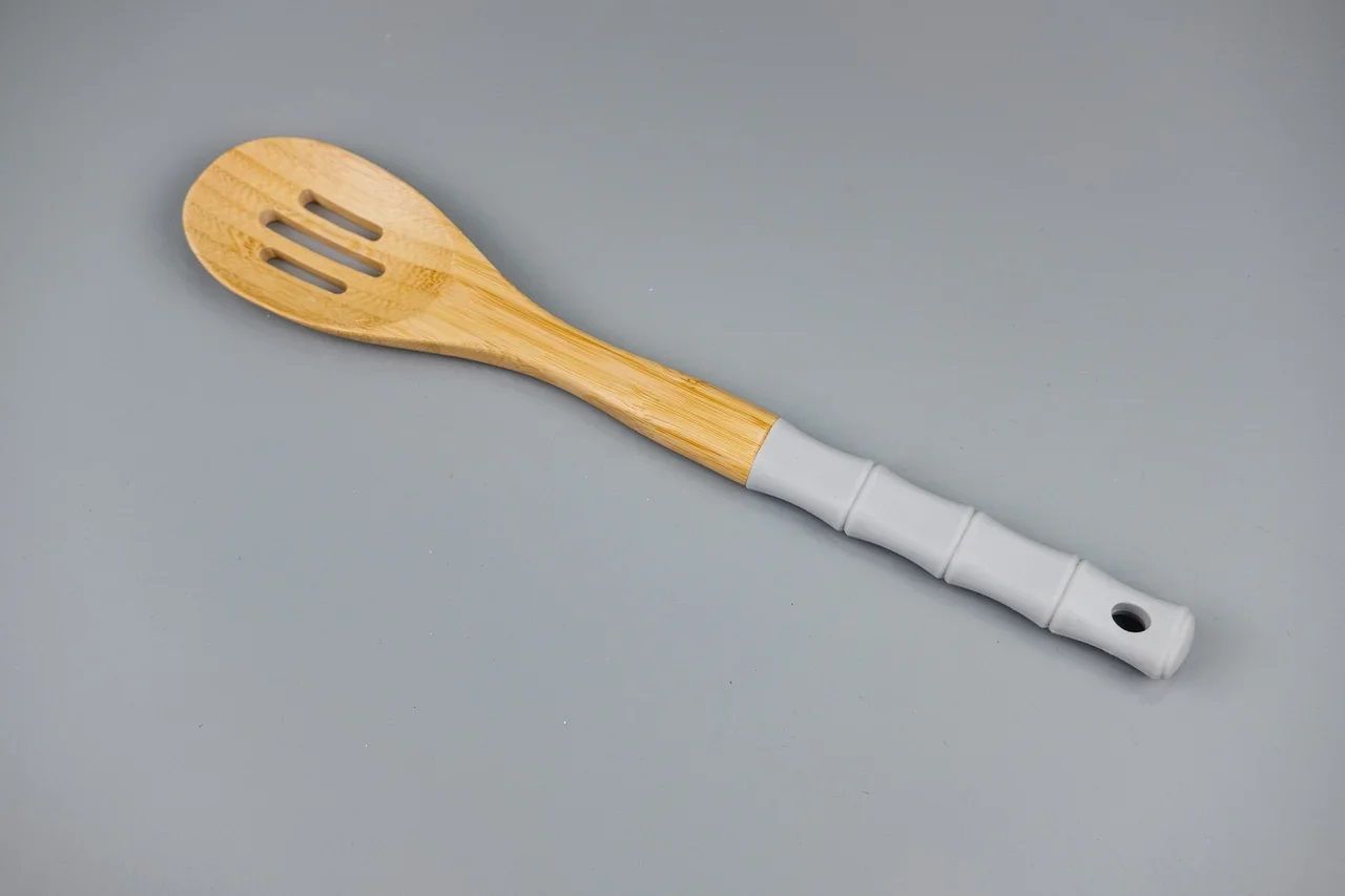 Кухонная бамбуковая ложка с прорезью и силиконовой ручкой, серия Хейвен SK-3113