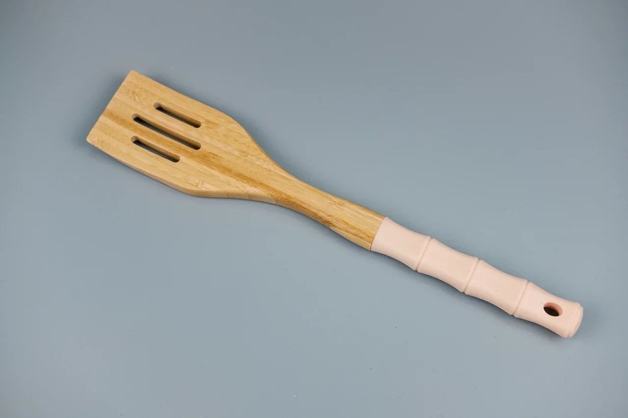 Лопатка бамбуковая с прорезями с силиконовой ручкой, серия Хейвен SK-3111