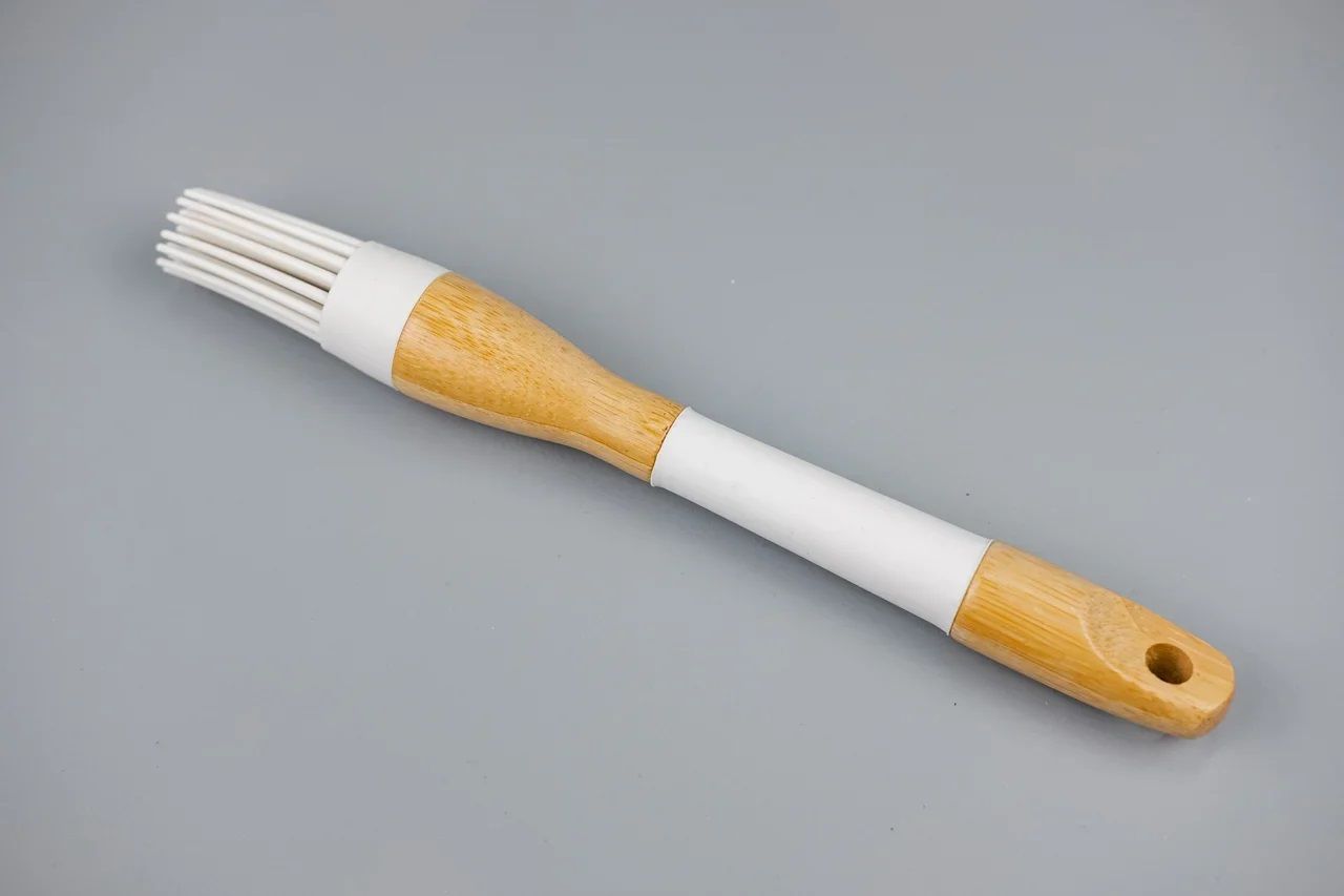 Тонкая круглая силиконовая кисточка для кухни с бамбуковой ручкой, серия Уют SK-3315B