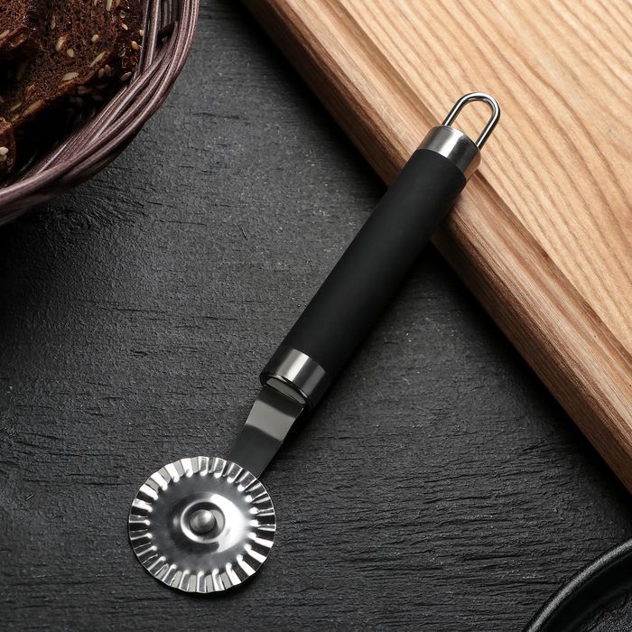 Нож для пиццы и теста "Venus" 18 см, ручка soft-touch, цвет черный 4279283