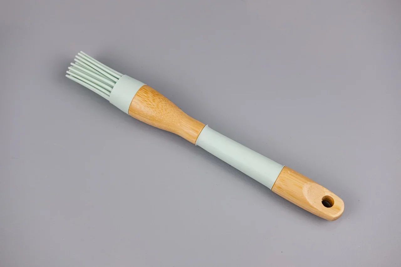 Тонкая круглая силиконовая кисточка для кухни с бамбуковой ручкой, серия Уют SK-3315B
