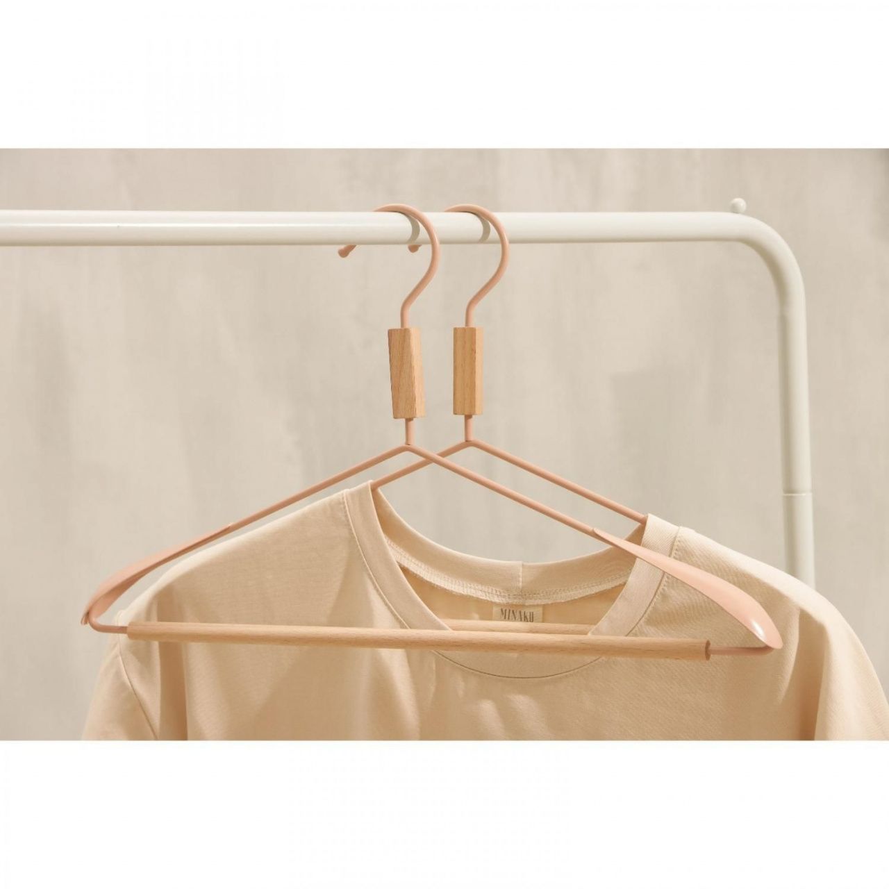 Вешалка для одежды с усиленными плечиками 42х22х3,2 см "Wood" цвет розовый   6257722