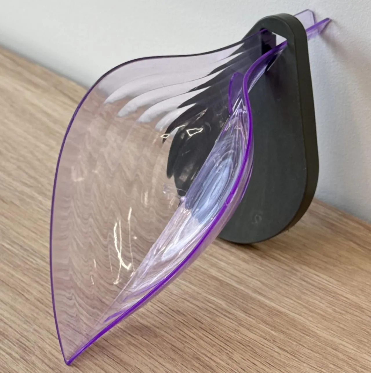 #Мыльница на присоске "Листок" наклонная с желобом для воды 18096