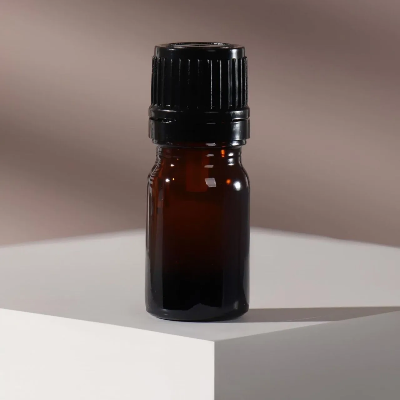 #Бутылочка д/хранения с капельным дозатором 5мл d2,2*5,4см стекл корич/чёрн пакет накл ОТ   7588700