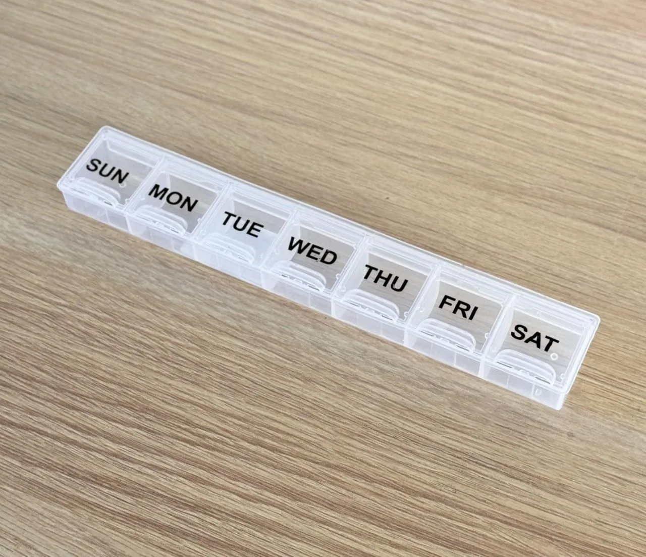 Таблетница 7 секц 21,5*3,7*2,3 см "Неделька" 1 пр/день англ буквы, 36310-1